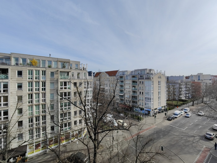 Dazu gibt es eine Superweitwinkelkamera mit 50 Megapixeln und einem anderen Bildsensor als beim Oneplus 9 Pro. (Bild: Tobias Költzsch/Golem.de)